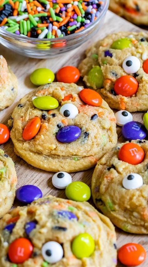 Halloween Cookies are an easy pudding cookie recipe with Halloween sprinkles and candy! These chocolate chip cookies are all dressed up for Halloween! #halloween #cookie #easy Cookies Pudding, Easy Pudding, Halloween Cookie Recipes, Easy Puddings, Halloween Cookies Decorated, Halloween Sprinkles, Halloween Food Treats, Pudding Cookies, Halloween Cookie