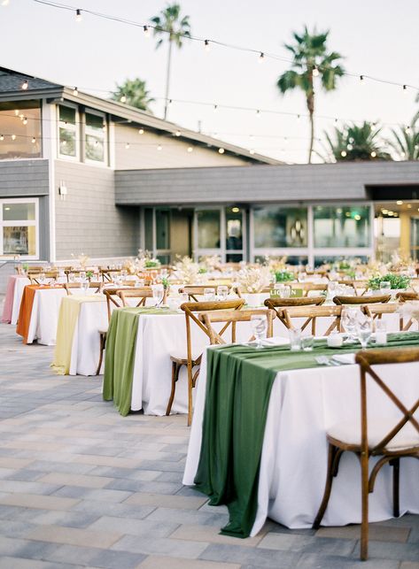 This Couple's Color Block-Themed Wedding Generated No Floral Waste Rehearsal Dinner Etiquette, Dinner Etiquette, California Desert Wedding, Edgy Bridal, Martha Weddings, Joshua Tree Wedding, Long Tables, Inexpensive Wedding, Wedding Reception Tables