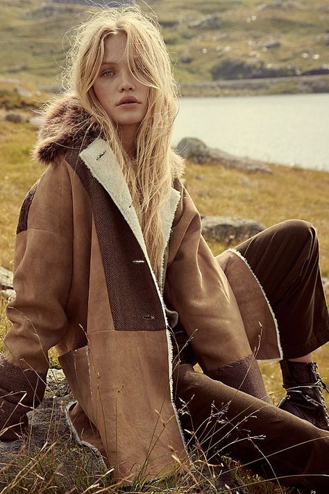 Free People Winter, Country Cabin, 사진 촬영 포즈, Winter Photoshoot, People Clothes, Portrait Photoshoot, Free People Jacket, Free People Jeans, Photoshoot Inspiration