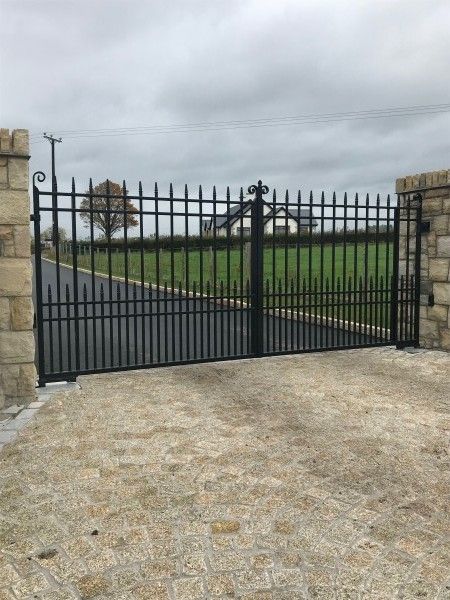 Iron Gates Entrance Driveways, Entrance Landscaping, Wrought Iron Gate Designs, Driveway Entrance Landscaping, Cast Iron Gates, Folding Gate, Gates And Railings, Security Gates, Driveway Entrance