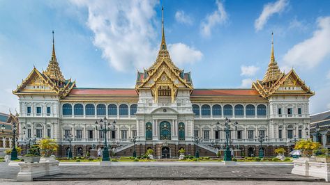 4 Day Bangkok Itinerary for Adventurous Budget Travelers | Glam Granola Travel Bangkok Itinerary, Grand Palace Bangkok, Bangkok Travel Guide, Bangkok City, Grand Palace, Bangkok Hotel, Bangkok Travel, Travel Route, Southeast Asia Travel