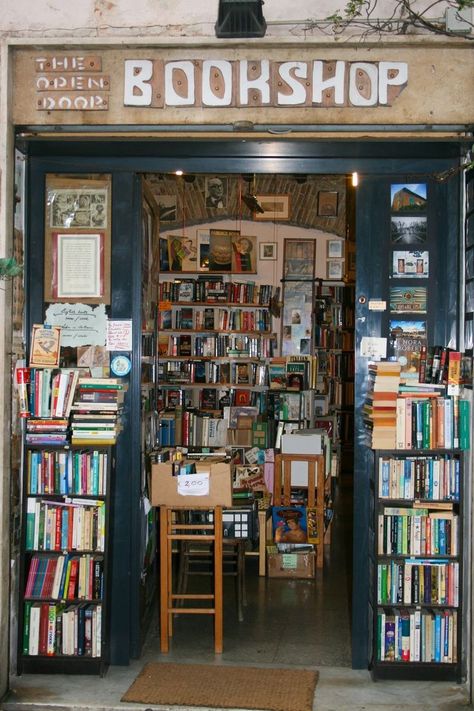 Used Bookstore, Book Shops, Book To Read, Book Bar, On The Plane, Book Shop, Open Door, Book Reader, I Love Books