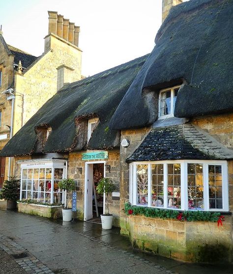 ===================================== 🌍 Broadway, Worcestershire ===================================== P H O T O B Y @janet.comer… Stone Buildings, Late Afternoon, The Cotswolds, Honey Colour, Happy Wednesday, Over 60, Golden Hour, Breathtaking Views, Stone Color