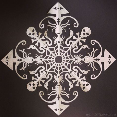 Halloween Snowflakes, Spider Snowflake, Navidad Dark, Bats Halloween Art, Paper Snowflake Designs, Paper Snowflake Patterns, Halloween Haunted House Decorations, Paper Snowflake, Origami Patterns