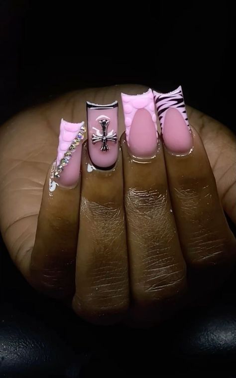 There's a new beauty trend taking over Instagram and it's absolutely stunning. Say hello to "quartz nails". Nail Art With Lines, Pink Nails With Design, Pink And Black Nails, Quartz Nails, Weak Nails, Hard Nails, Duck Nails, Colored Acrylic Nails, Girly Acrylic Nails