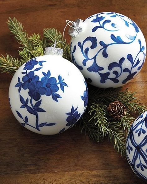 Mexican Christmas Decorations, Chinoiserie Ornaments, White Baubles, Wood Art Diy, Chinoiserie Christmas, Blue Christmas Decor, Diy Christmas Tree Ornaments, Classy Christmas, Chinese Blue