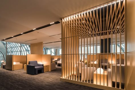 Airport Vip Lounge, Bangkok Airport, Lounge Aesthetic, Creative Wall Design, Lattice Wall, Corporate Interior Design, Lounge Interiors, Airport Design, Vip Lounge