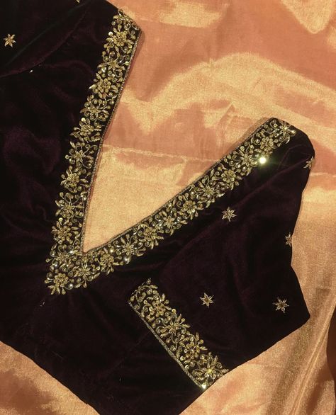 Aari Latest Blouse Design, Blouse Back Neck Designs Silk Saree Work, Black Welwet Blouse Designs, Blouse Velvet Designs, V Neck Maggam Work Blouses, Black Blouse Maggam Work Designs, Welwet Blouse Designs Latest Stylish, Velvet Blouse Embroidery Designs, Black Maggam Work Blouse Designs