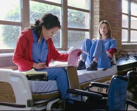 Christina Yang Studying, 2000 Movies, Gray Study, Medicine Aesthetic, Anatomy Aesthetic, Christina Yang, Gray's Anatomy, Medical School Life, Nurse Aesthetic