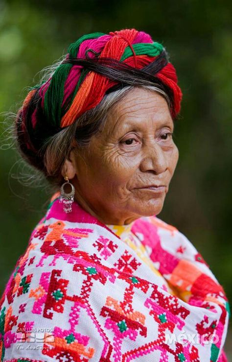 That hair tho Guatemala Women, Mexico People, Mexican Hairstyles, Girls Portrait, Mexican Models, Mexican People, Mexican Textiles, Spanish Woman, Mexican Women