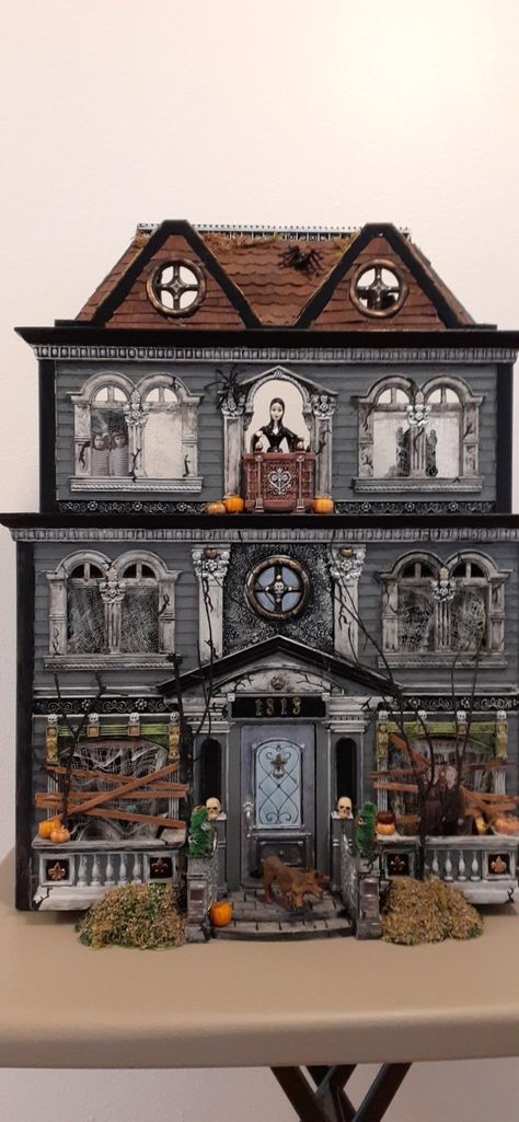 Halloween Dollhouse Makeover, Haunted Barbie, Haunted Dollhouse Diy Ideas, Creepy Dollhouse, Halloween Haunted House Diy, Dollhouse Makeover, Christmas Dollhouse, Spooky Halloween Food, Haunted House Diy