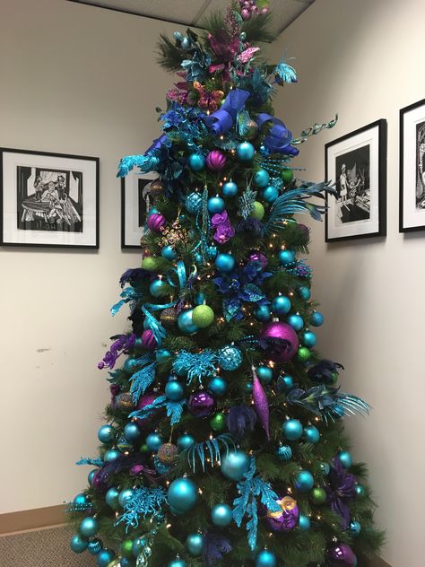 Turquoise, blue, green and purple Christmas tree. Peacock Christmas Tree, Blue Christmas Tree Decorations, Purple Christmas Tree, Peacock Christmas, Turquoise Christmas, Christmas Tree Decorating Themes, Blue Christmas Tree, Christmas Tree Inspiration, Purple Christmas