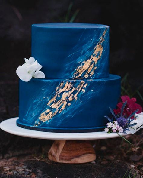 Pantone Color Of The Year: Best Trends For Your Wedding Style ★ pantone color of the year 2021 blue cake Dark Blue Wedding Cake, Blue Wedding Cake Ideas, Royal Blue Cake, Teal Wedding Cake, Choosing Wedding Colors, Blue Wedding Cake, Blue Birthday Cakes, Dark Blue Wedding, Royal Cakes