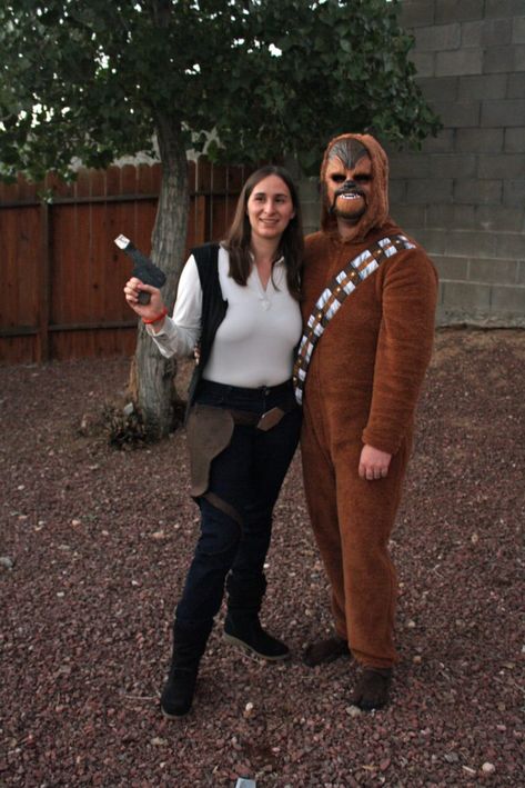 hans and Chewbacca Diy Chewbacca Costume, Female Star Wars Costumes, Diy Star Wars Costume, Star Wars Costume Ideas, Star Wars Couple Costume, Star Wars Family Costumes, Star Wars Costumes Diy, Chewbacca Costume, Disfraz Star Wars