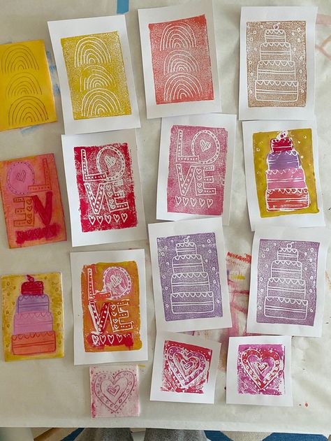 a table full of prints made from styrofoam printing Press Printing, Foam Printing, Found Object Printmaking, Polystyrene Printing, Styrofoam Printing, Styrofoam Prints, Styrofoam Printing Printmaking Ideas, Foam Printmaking, Foam Sheet Printmaking