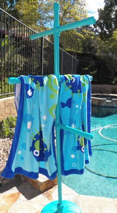 Completed 03/14!  Poolside towel tree from PVC pipe and a $7 plastic umbrella stand Pipe Storage, Pool Organization, Towel Rack Pool, Pool Storage, Living Pool, Pvc Storage, Pipe Shelf, Pvc Pipe Projects, Pool Hacks