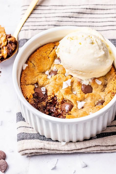 These gluten-free, dairy-free, egg-free, and refined sugar-free Single-Serve Deep Dish Chocolate Chip Cookies are begging for your attention! Gottfried Protocol, Healthy Single Serve Desserts, Sugar Free Desert, Mini Cocotte Recipes, Mini Cocotte Recipe, Clean Cookies, Cocotte Recipes, Ramekin Dessert, Clean Eating Sweets