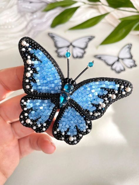 Butterfly Embroidery Beads, Bling Ideas, Hand Beaded Embroidery, Bead Embroidery Tutorial, Brooch Diy, Hand Embroidery Flowers, Handmade Jewelry Tutorials, Creative Embroidery, Bead Embroidery Jewelry