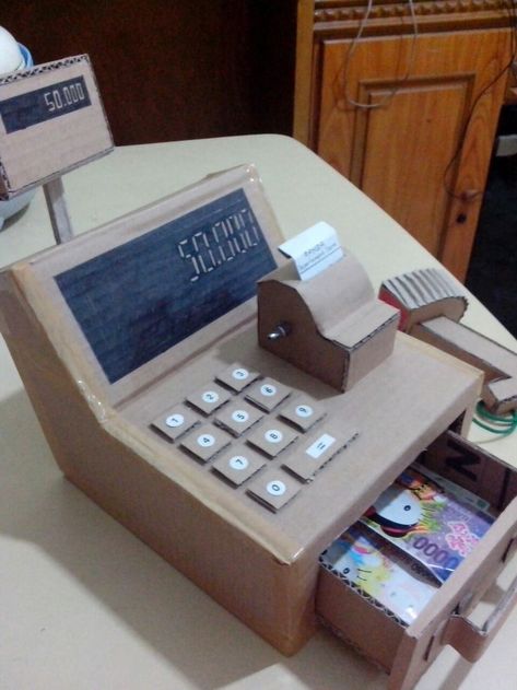 Cash Register Machine from cardboard Diy Cardboard Toys, Cardboard Crafts Kids, Spool Tables, Cardboard Crafts Diy, Cardboard Box Crafts, Cardboard Toys, Wood Spool, Easy Paper Crafts Diy, Cash Register