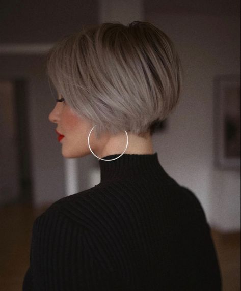 Very Short Bob, Chin Length Hair, Bob Haircut For Fine Hair, Makijaż Smokey Eye, Edgy Short Hair, Bob Hairstyles For Fine Hair, Short Hair Tutorial, Short Bob Haircuts, Fluffy Hair