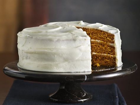 Incredibly Moist Pumpkin-Spice Cake with Cream Cheese Frosting Pumpkin Layer Cake, Snacking Cakes, Pumpkin Spice Cake Recipe, Betty Crocker Cake, Spice Cake Recipes, Fall Baking Recipes, Cake Frosting Recipe, Torte Cupcake, Pumpkin Spice Cake