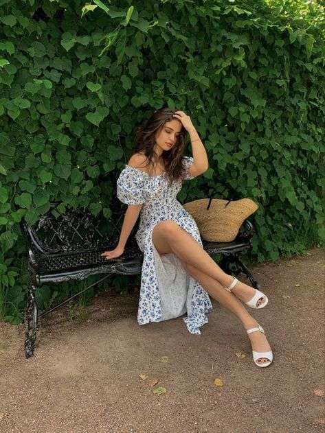 Feminine Aesthetic Outfits, Garden Dress, Modesty Fashion, Elegant Maxi Dress, Park Photos, Dress Aesthetic, Photography Poses Women, Feminine Aesthetic, Fashion World