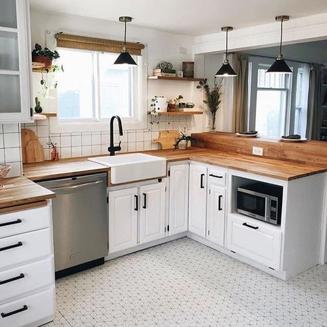 Butcher Block Countertops White Cabinets, Kitchens With Butcher Block Countertops, Hiasan Dalaman Dapur, Dapur Moden, White Kitchen Designs, Pattern Flooring, Block Countertops, Wood Countertops Kitchen, Countertops White