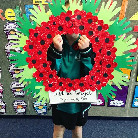 Rememberance Day Wreath Craft, Remember Day Craft, Remembrance Day Door Decorations, Poppy Wreath Craft, Anzac Wreath Craft, Poppy Wreath Diy, Remembrance Day Wreath School, Anzac Day Wreath, Remembrance Day Wreath For Kids