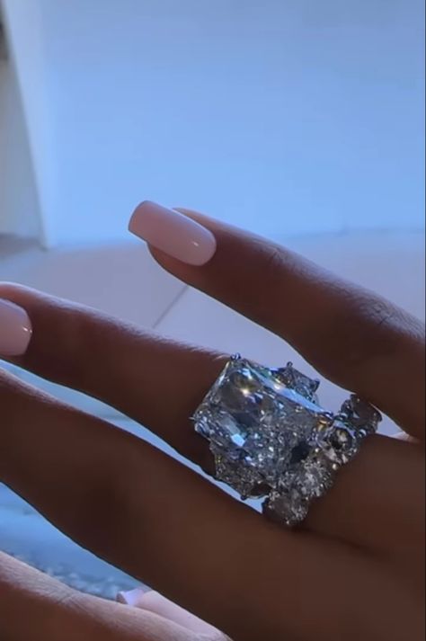 Baddie Wedding Ring, Diamond Rings Black Women, Big Diamond Rings For Women, Ring On Black Skin, Cardi B Engagement Ring, Biggest Wedding Ring, Huge Wedding Rings Big Diamonds Rocks, Big Wedding Rings Gold, Huge Diamond Ring