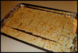 Pine Bark Recipe, Cracker Candy Recipe, Bark Candy, Cracker Candy, Water Crackers, Pine Bark, Cracker Cookies, Candy Bark, Candy Recipe