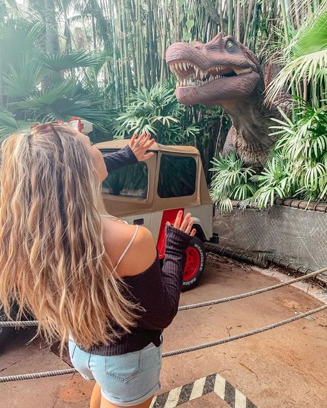 Jurassic Park Orlando, Islands Of Adventure Orlando Pictures, Universal Studios Orlando Photo Ideas, Islands Of Adventure Orlando Outfit, Island Of Adventure Orlando Outfit, Universal Studios Picture Ideas, Orlando Florida Aesthetic, Blue Velociraptor, Universal Photos