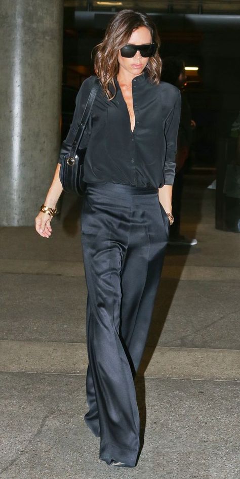 Chic Silk Trousers, Black Shirt Outfit Women, Victoria Beckham Outfits, Victoria Beckham Style, Walking Down The Street, Woman In Black, Style Star, Look Of The Day, Legging Outfits