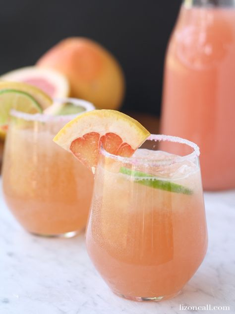 Mix up something special for your Mother's Day with this sparkling grapefruit party punch recipe. It's a light, refreshing and non-alcoholic drink.The perfect Mother's Day brunch idea. Brunch Drinks Non Alcoholic, Grapefruit Punch, Punch Recipes For Kids, Christmas Morning Punch, Brunch Punch, Easy Party Punch, Alcoholic Punch Recipes, Drinks Non Alcoholic, Party Punch Recipes