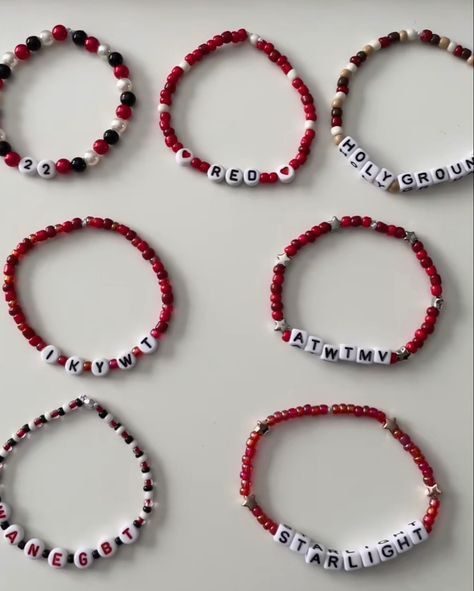 All To Well Bracelet, I Bet You Think About Me Bracelet, Red Friendship Bracelet Ideas, Taylor Swift Red Bracelet Ideas, Red Bracelet Ideas, Red Friendship Bracelet, Friendship Bracelets Ideas, Cute Friendship Bracelets, Friendship Bracelets With Beads