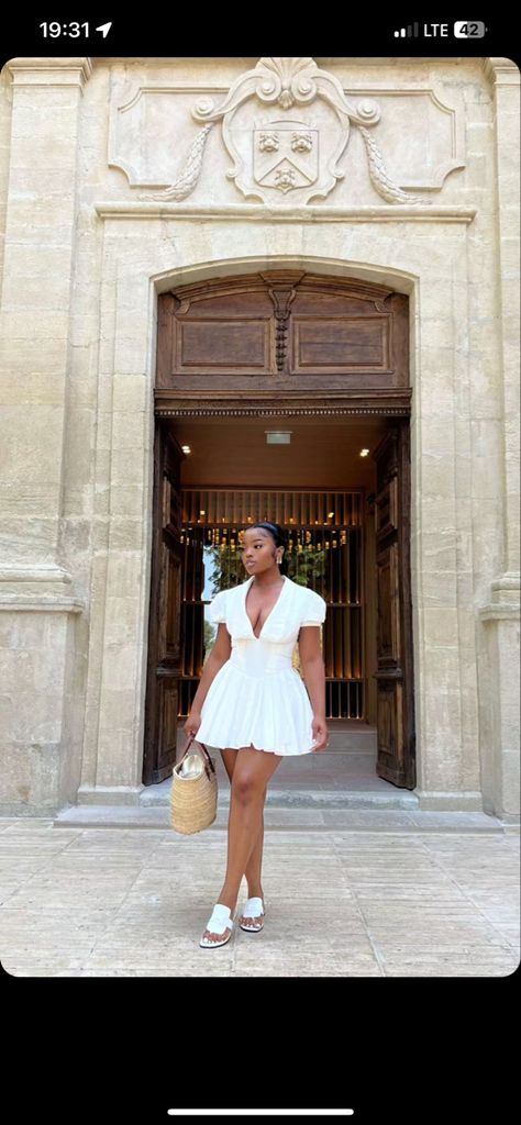 Itslian Girl Outfits, Black Woman Old Money, Clean Girl Aesthetic Black Women, Girl Cleaning Aesthetic, Clean Girl Asethic Black Women, Italy Baddie Aesthetic, Black Clean Girl Aesthetic Summer, Luxury Clean Girl Aesthetic Black Women, Black Femininity