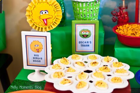 Big Bird's Eggs Food Table Tent Card for a Sesame Street / Elmo Themed Birthday Party! Come check out all of the DIY decorations and colorful, festive party flare (including free printabels) at Melly Moments Blog! Save yourself the time, energy, and money while planning a fabulous party for your kids! Elmo Themed Birthday Party, Sesame Street Food, Table Tent Card, Sesame Street Birthday Party Ideas Boy, Elmo First Birthday, Birds Eggs, Big Birds, Cookie Monster Birthday, Elmo Birthday Party