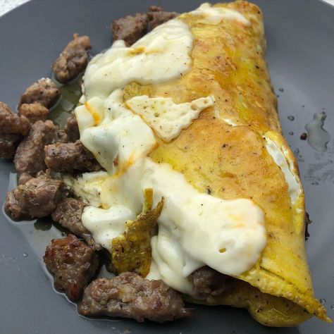 𝐉𝐚𝐬𝐨𝐧🥩𝐏𝐫𝐢𝐦𝐚𝐥 𝐕𝐨𝐲𝐚𝐠𝐞 on Instagram: “Great afternoon fast breaker! 5 egg omelette with sausage, goat cheese, and munster cheese.” Omelette Ideas, Animal Diet, Egg Omelette Recipe, Munster Cheese, Routine Lifestyle, Real Food Diet, Egg Omelette, Food Motivation, Omelette Recipe