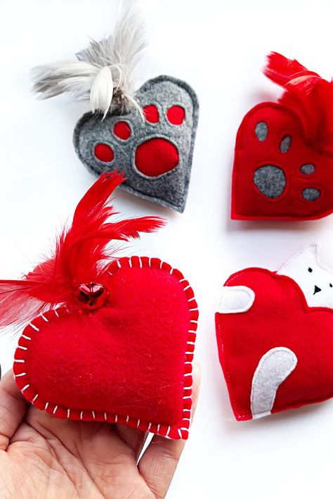 Cat Toy Sewing Projects, Felt Cat Toys Diy, Sewn Cat Toys, Fostering Animals, Diy Jouet Pour Chat, Felt Cat Toys, Chat Diy, Handmade Cat Toys, Valentines Day Cat