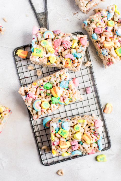 The best no-bake treats you will make this month. An ooey gooey double marshmallowy bar that kids love Lucky Charms Rice Crispy Treats, Astronaut Food, Lucky Charms Treats, Lucky Charms Marshmallows, Lucky Charms Cereal, Easy Dessert Recipes, Salty Treats, No Bake Bars, Rice Crispy Treats