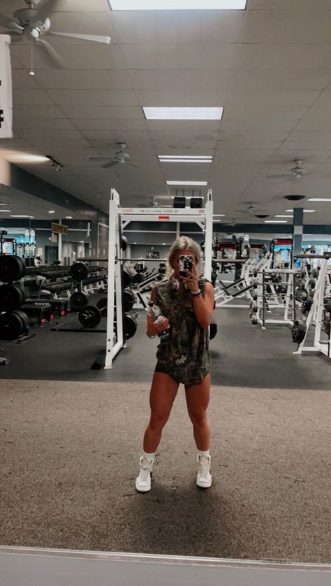 Country Workout Outfits, Country Gym Outfit, Western Gym Outfit, Western Workout Outfit, Gym Girlies Aesthetic Outfits, Western Summer Aesthetic, Workout Fits Aesthetic, Leah Fish Outfits, Country Church Outfit