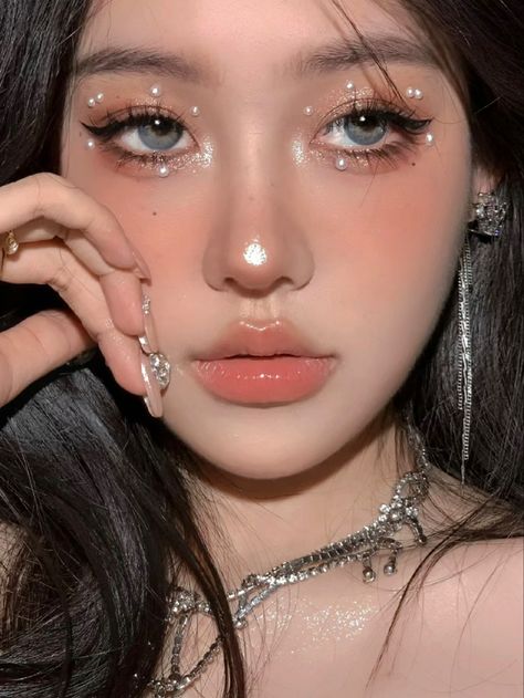 #makeup #aesthetic White Angel Makeup Aesthetic, Pearl Makeup Douyin, Ethereal Pearl Makeup, Pearl Makeup Aesthetic, Pearl Tears Makeup, Douyin Pearl Makeup, Simple Pearl Makeup Looks, White Pearl Makeup, Eye Makeup For Concert