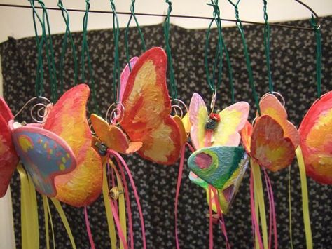 Papier Mache Butterflies | AllFreePaperCrafts.com Papier Mache Ideas, Jade Decor, Plaster Ideas, Paper Mache Projects, Making Paper Mache, Paper Mache Animals, Paper Mache Clay, Butterfly Template, Paper Mache Sculpture