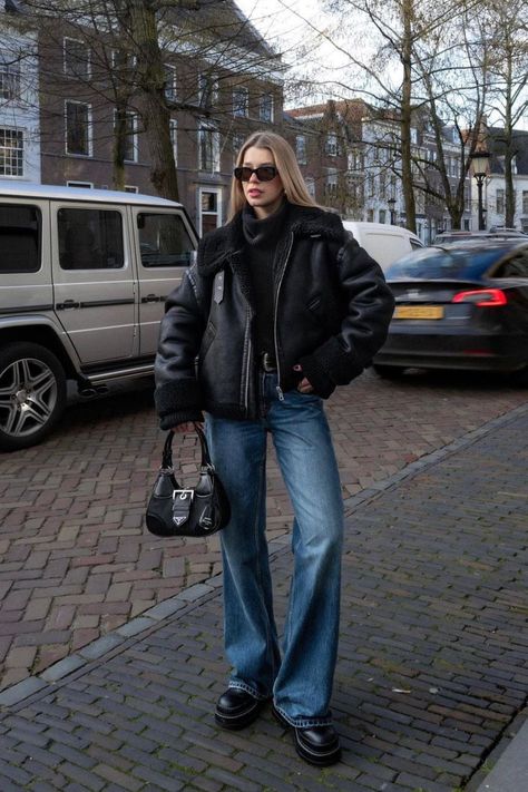 21 Stylish Wide-Leg Jeans Outfits You'll Want to Copy ASAP Wide Leg Pants Outfit Ideas, Fall Teacher Outfits, Wide Leg Jeans Winter, Chic Wide Leg Pants, Fall Inspo Outfits, Wide Leg Jeans Outfits, Wide Leg Outfit, Nyc Winter Outfits, Pants Outfit Ideas