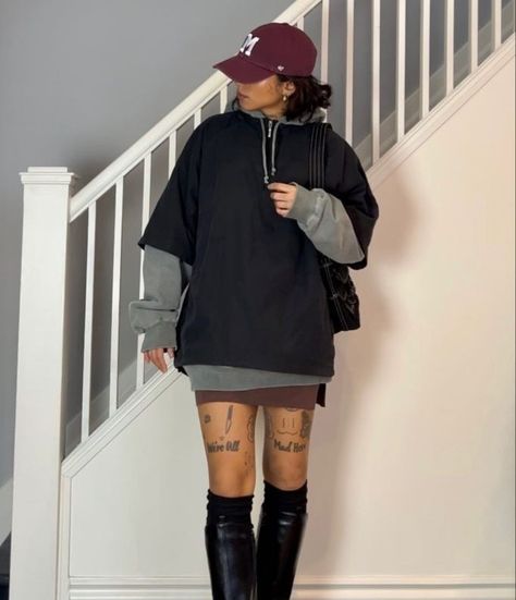 Oversized Hoodie With Knee High Boots, Oversized Hoodie With Boots, Hoodie Mini Skirt Outfit, Hoodie Skirt Outfits Black Women, Oversized Hoodie Outfit Black Women, Oversized Hoodie Dress Outfit, Mini Skirt And Hoodie Outfit, Layering Hoodies Outfits, Hoodie And Boots Outfit