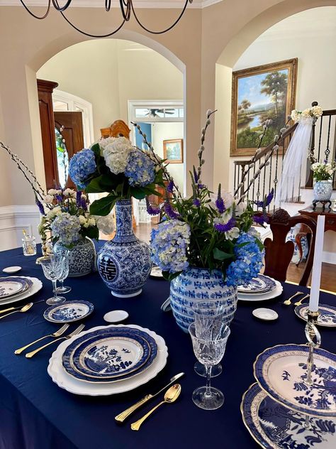 Chinoiserie Wreath, Blue Table Decor, Cobalt Blue Decor, Blue And White Table Setting, Holiday Place Settings, Willow Flower, Blue Willow Dishes, Dining Interior, Blue Delft