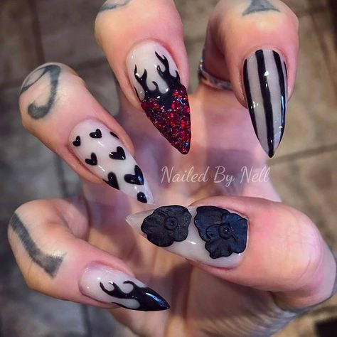 Goth Nail Art, Goth Valentines, Gothic Nail Art, Mickey Nails, Stiletto Nail Art, Valentine Nail Art, Romantic Nails, Gothic Nails, Goth Nails