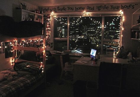 Fairy lights and dorm decor. ~ This is cool. I like the Coldplay lyrics at the top too :) Cool Dorm, College Dorm Room Ideas, University Dorms, Dream Dorm, Dorm Sweet Dorm, Dorm Inspiration, College Bedroom, College Living, Bedroom Lights