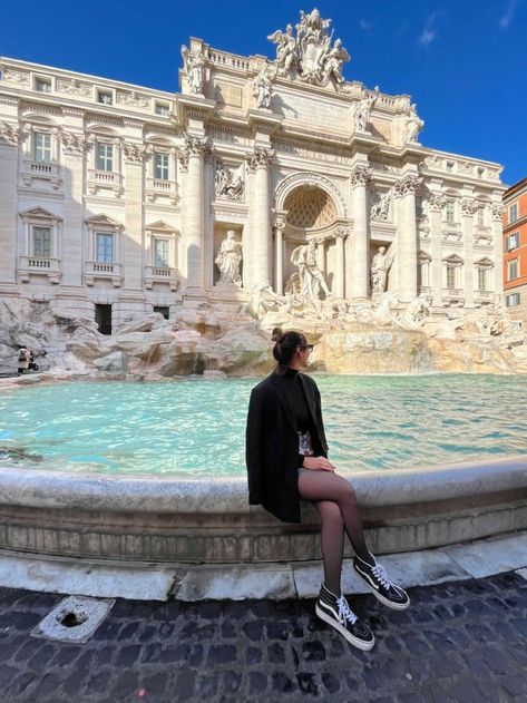 Colosseum Outfit, Fontana Di Trevi Photo Ideas, Outfit Roma, Arte Ganesha, Rome Pictures, Rome Winter, Rome Photography, Italy Travel Outfit, Rome Travel Guide