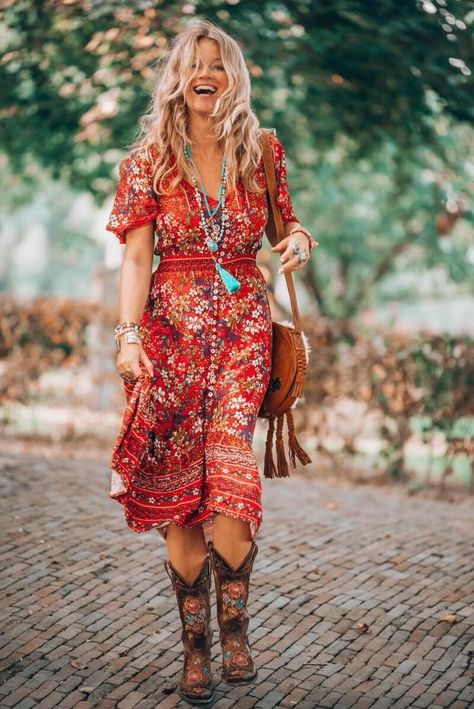 Red dress bohemian style. #boho #bohochic #bohostyle #bohemian #bohemianfashion #bohemianstyle #bohofashion #womensfashion #womenstyles #fashion #fashiontrends Vetement Hippie Chic, Dress And Cowboy Boots, Looks Hippie, Look Hippie Chic, Italian Chic, Black Pinterest, Stile Boho Chic, Feminine Dresses, Moda Hippie