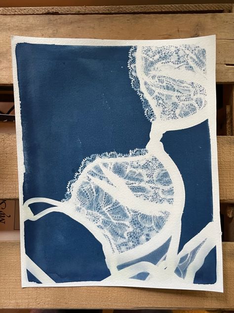 Solar Printing, Cyanotype Printing, Printmaking Inspiration, Cyanotype Jeans, Cyanotype Printing On Fabric, Body Collage, Cyanotype Diy, Cyanotype Print, Cyanotype Ideas Mixed Media